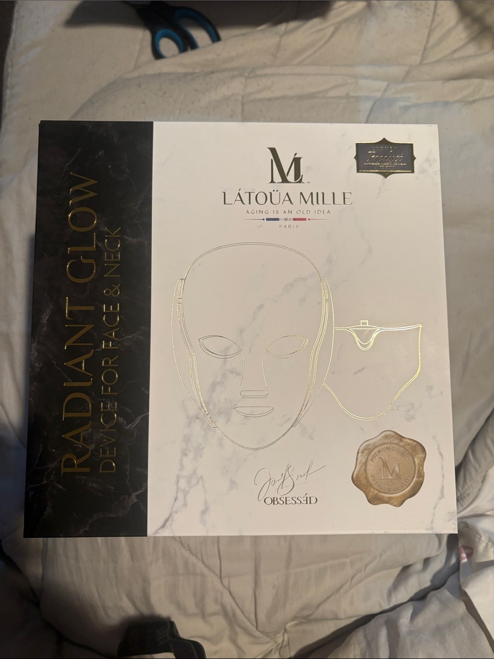 L'ATOUA MILLE Radiant Glow Device Packaging - White & Gold